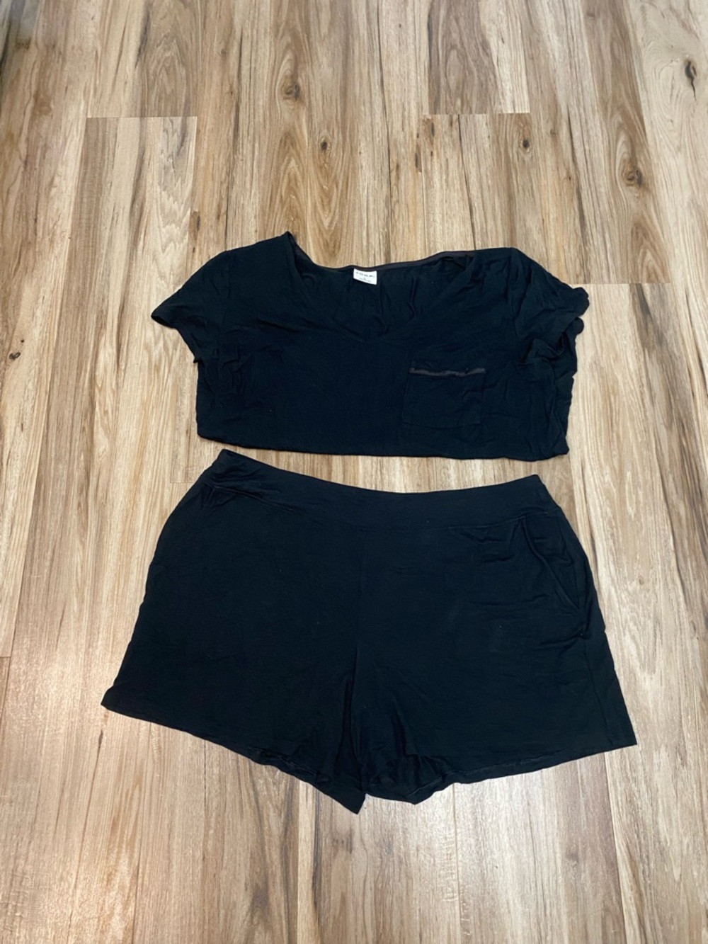 SOMA (LOT OF 3) COOL NIGHTS 1 PAIR OF SHORTS AND 2 VNECK SHIRT BLACK SZ LARGE